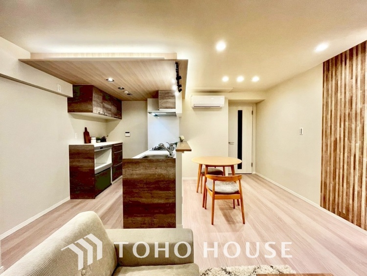 内装 ◆サンサンと◆差し込む太陽の光がこのリビングに笑いをもたらす。ソファの上のクッションがポカポカした暖気にぬくぬくと微睡んでいる。