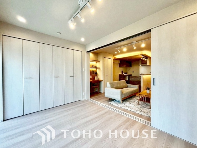 内装 使いやすく、明るい洋室に仕上がります。子供部屋や趣味のお部屋にご利用できます。ご自身で家具などを配置し、素敵な空間を創り上げられます。