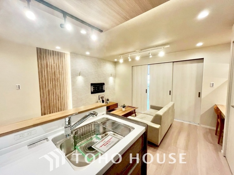 内装 ◆瀟洒な空間◆落ち着きのある彩が見事に調和させた瀟洒な空間を演出。ここに集まる家族の会話と笑顔が絶え間なく続く幸せな空間。