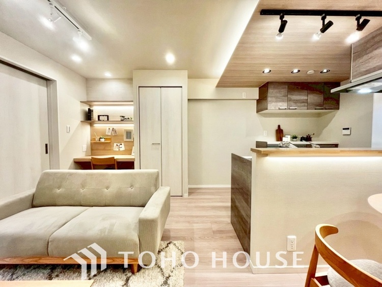 内装 ここはみんなが集い、食事と楽しい会話が始まる場所。話に夢中になりすぎて、ついつい時を忘れ、夜半過ぎになってしまう。そんな束の間の幸せを感じさせてくれます。