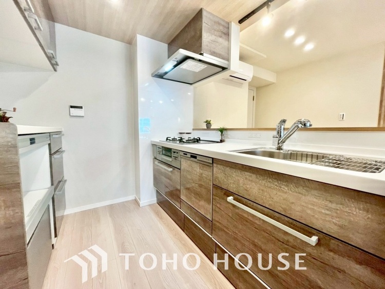 キッチン 手元の収納から、足元の収納までが全てスライド式で、奥のスペースまで有効に活用できます。奥まで上から見渡せるので、たまにしか使わない調理器具もサッと取出せます。