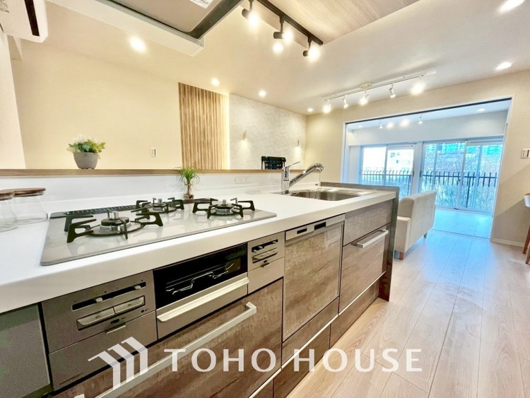 キッチン ◆愛育◆キッチンは家族の絆を育む大切な空間。シンプルで使い易いSystemKitchenで愉しく作る料理は愛情のある美味しいご馳走に。家族で使える広々としたダイニングキッチンです。