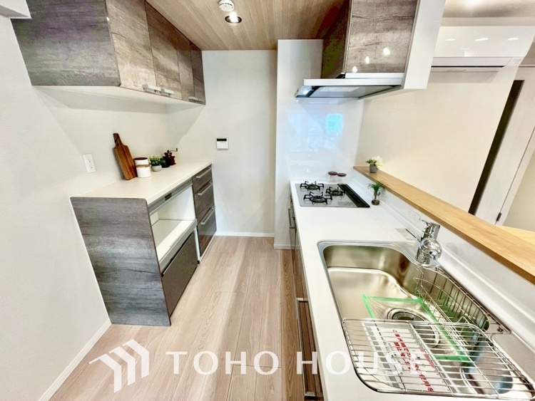 キッチン キッチンは家族の絆を育む大切な空間。シンプルで使い易いシステムキッチンで愉しく作る料理は愛情のある美味しいご馳走に。家族で使えるダイニングキッチンです。