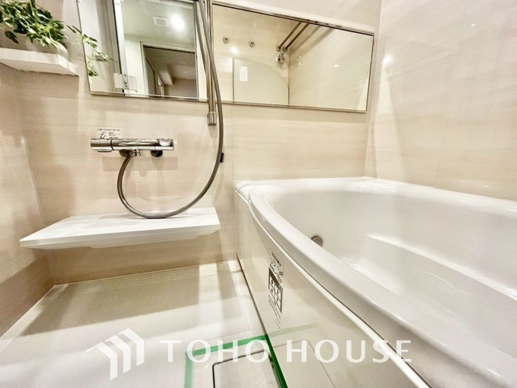 風呂 【浴室】《一日の疲れを落としてくれる場所は、落ち着く場所でなければならない》　高級感溢れるカラーと大きさ・柔らかな曲線で構成された半身浴も楽しめるバスタブが心地よさをもたらします。