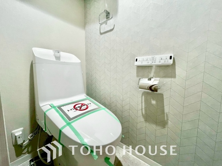 トイレ 清潔感あるホワイト調のクロスと温もり溢れるモダンカラーの床材が見事に調和した本邸宅は、毎日の生活を少しでも快適に過ごして頂ける様に落ち着いた雰囲気作りから行っています。