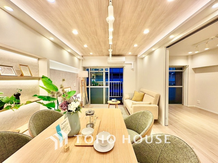 内装 太陽光をたくさん感じながら、明るく豊かな暮らしを約束する住まい。四季の移ろいを感じながら過ごす毎日。なんとなく幸せ。