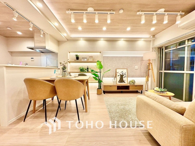 内装 叶えたかったのは落ち着きのあるナチュラルな風合い。そして開放感があるリビング。優雅な気分に浸れる幸せな時間をこの空間で。