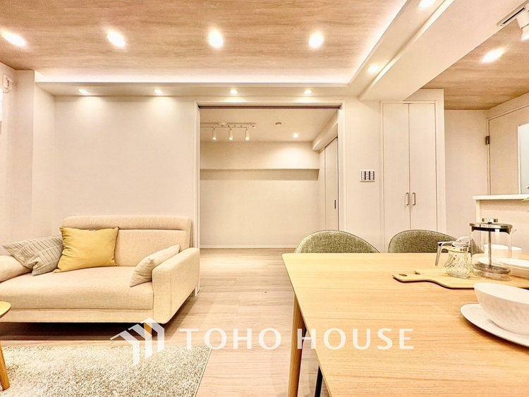 内装 太陽の光をスマートにリビングへ。時によって変化をもたらす採光。朝は目覚め、昼は安らぎ、そして夕時は温もりを。