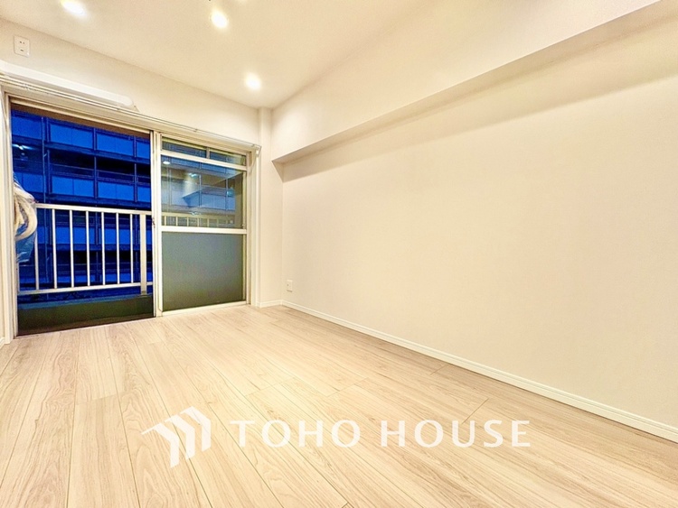 内装 プライベートルームでは静かに時を過ごしたい。読書をして、物思いにふける。光りに満たされた安らぎの空間。