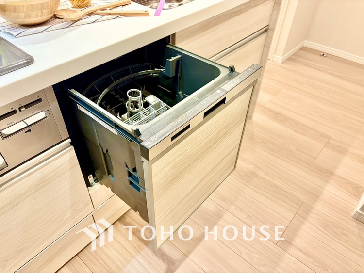 キッチン 家事の最も強い味方の一つ・・ビルトイン型の食器洗浄乾燥機。手洗いでは落ちない汚れも高温・高圧ですっきり。大幅な時短になるのが嬉しい。