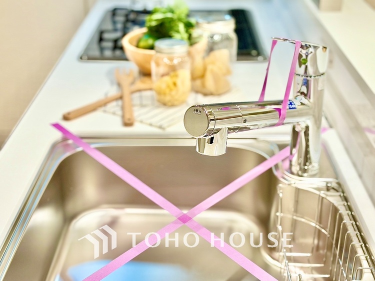 キッチン 浄水器内蔵・可動式のシャワーヘッド。水はねや大きな洗い物も計算したシンク。システムキッチンは家事をずっと楽にしてくれる。