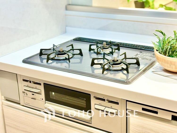 キッチン 可能な限り余計なものを省いた3口コンロ。美しさと機能性を兼ね備えたスタイルはきっと何年もあなたの味方です。