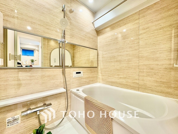 風呂 光に照らし出されたバスルーム。適度な湿度と静かに揺れる眼前の水面。広い浴槽にゆっくりと身を沈め深く瞑想をすれば、明日への新たな活力が膨らんでくる。