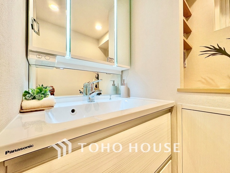 洗面 【Wash basin】十分な大きさの洗面台は収納力大。身だしなみチェックや歯磨きなど、朝の慌ただしい時間でも余裕とゆとりを感じられる。