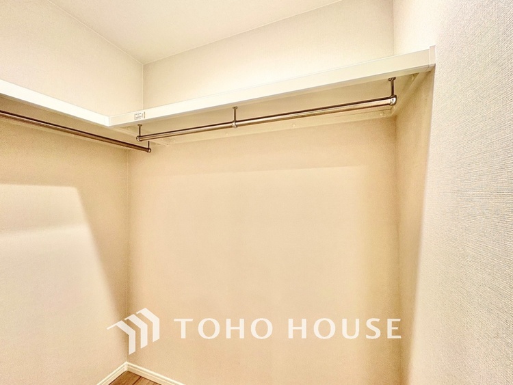 収納 壁一面の収納は、すっきりとした空間をもたらす。清潔感のあるスペースは「ただいま」の瞬間からくつろぎのスイッチを入れる。