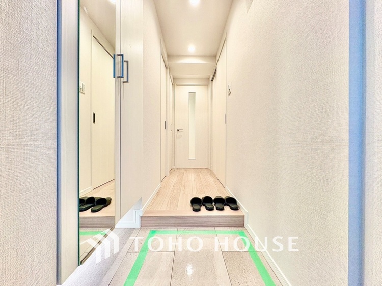 玄関 真っ直ぐに行く。新たな生活へ。これから歩むその一足がまた新たな道となる。