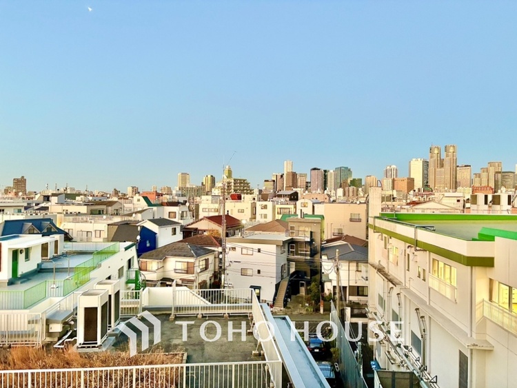 バルコニー ここからは空が遠くまで見える。紺碧、曇天、茜色。心もともに映り変わる。東京にもあったんだ。こんな景色が・・・。