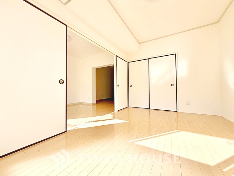 内装 【Ease】家族個々の安らぎの空間。プライベートなBedRoomは暮らす方の感性で造り上げたいもの。誰もが好みで飾れるシンプルな室内に仕上げてあります。