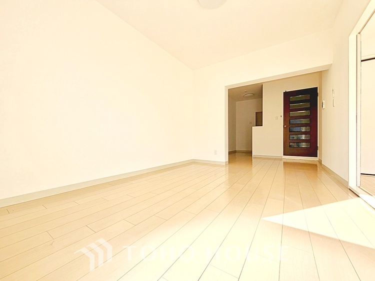 内装 太陽の光をスマートにリビングへ。優しくいざなわれた採光が朝は目を覚ませ、昼はくつろぎ、そして夕刻には温もりを与える。他にはないおしゃれなデザインで。