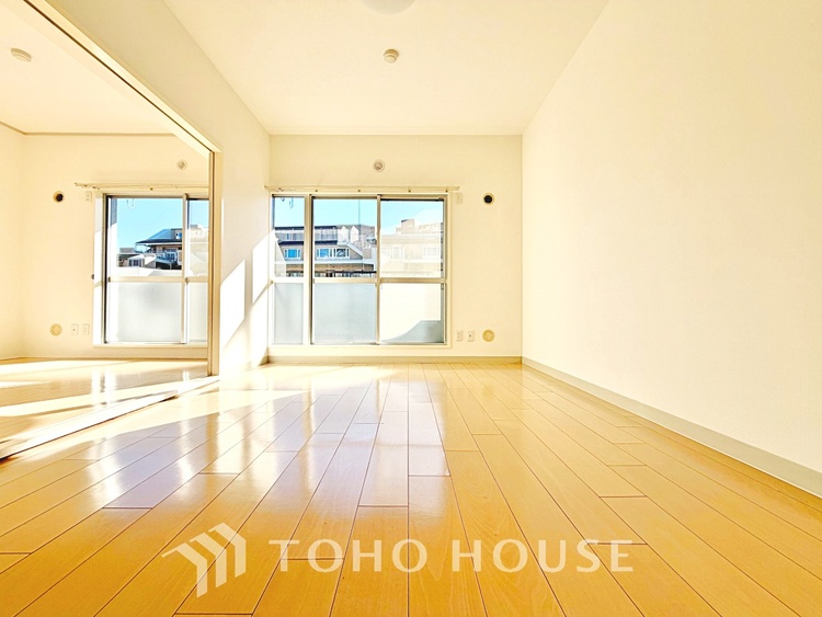 内装 ◆青空テラス◆ベランダから望む紺碧の空からそよ風、そして目に映るのはグリーン広がる風光明媚な世界。それは清々しい自然の薫りを肌で感じる幸せな空間。