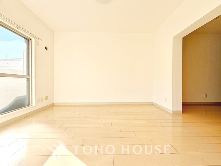 内装 ◆木漏れ日◆の様な採光が優しく足元を照らし、心地いい暮らしの道しるべを写し出す。この空間で過ごす家族との語らいの時間がとても素敵で幸せを感じるかもしれない。【Holiday of a home】