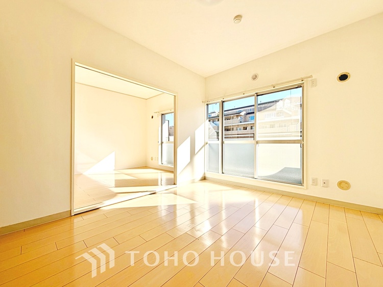 内装 【smart design】◆スマートデザイン◆太陽の光をスマートにリビングへ。優しくいざなわれた採光が朝は目を覚ませ、昼はくつろぎ、そして夕刻には温もりを与える。他にはないおしゃれなデザインで。