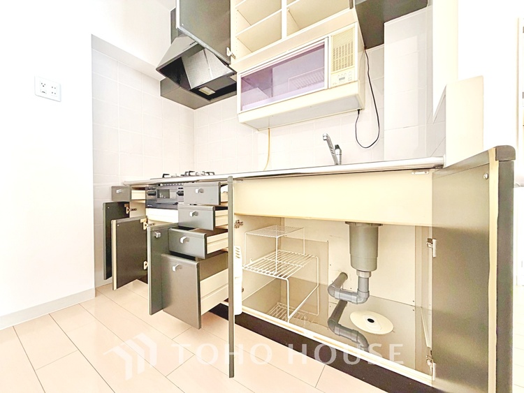 キッチン 【Kitchen】美しく使いやすいキッチンは油汚れが簡単に拭き取れる素材で加工されており、浄水器シャワーから流す水の音を軽減する静かなシンクを採用。