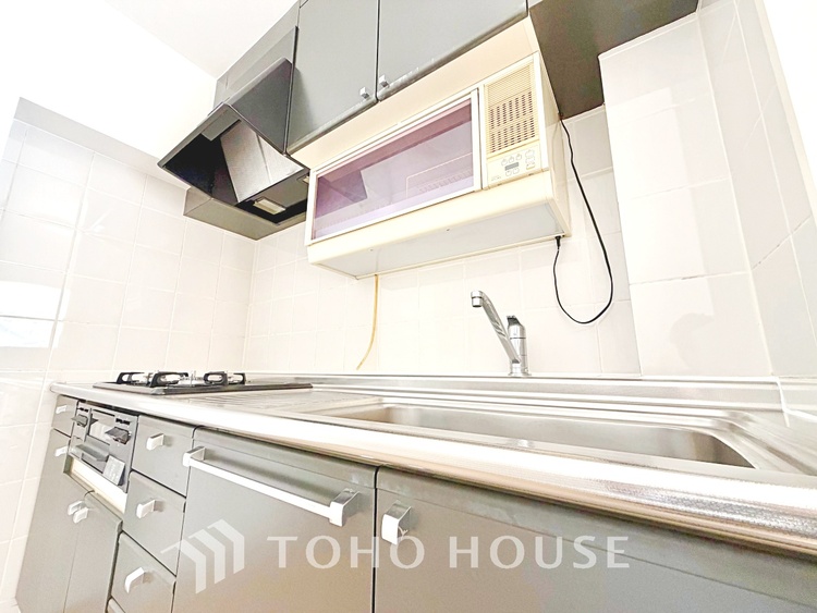 キッチン 【Kitchen】美しく使いやすいキッチンは油汚れが簡単に拭き取れる素材で加工されており、浄水器シャワーから流す水の音を軽減する静かなシンクを採用。見えないところにさり気ない配慮が嬉しい