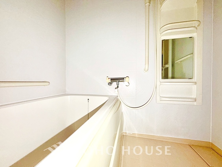 風呂 【Swaying surface】光に照らし出されたバスルーム。膨よかな湿度と静かに揺れる眼前の水面