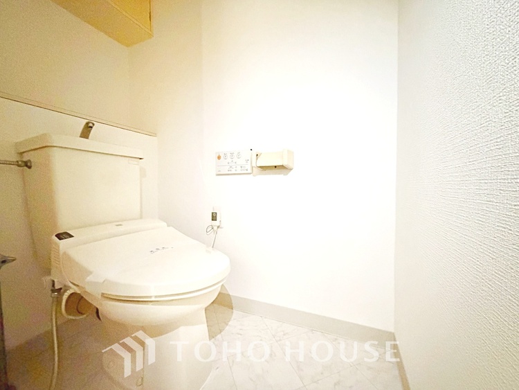 トイレ 【toilet】トイレットペーパーの使用回数を減らせることです。 シャワートイレを使用すれば、洗浄して汚れを落とすことができるため、トイレットペーパーの使用を最小限にとどめることができます。