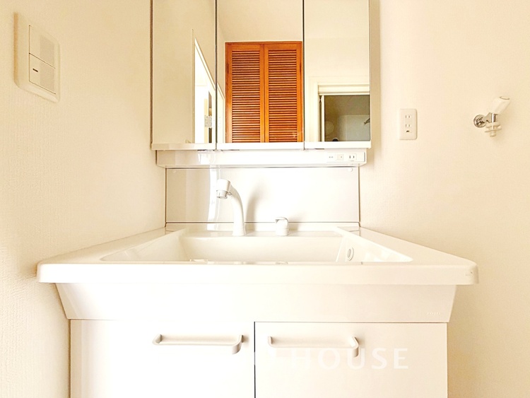 洗面 【Wash basin】十分な大きさの洗面台は収納もさる事ながら、身だしなみチェックや歯磨きなど、朝の慌ただしい時間でもホテルライクなスペースで余裕とゆとりを感じて頂けます。