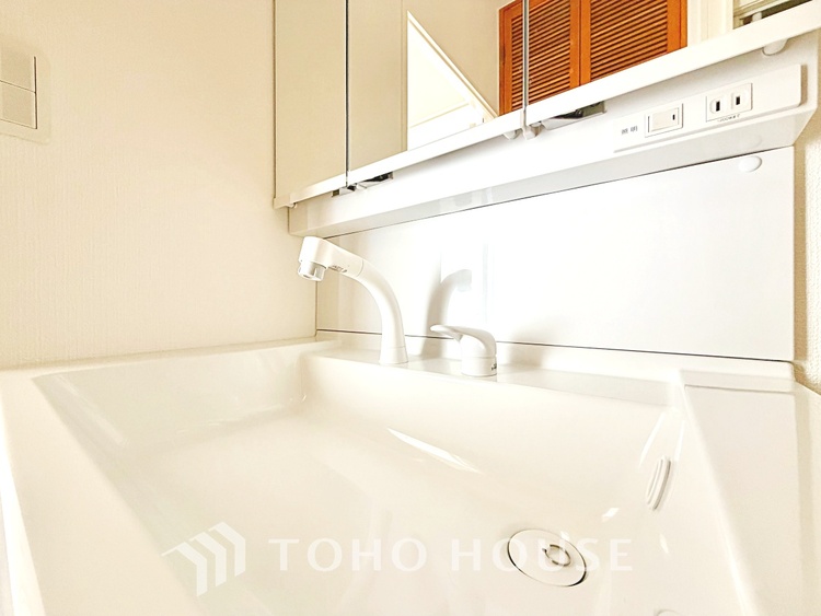 洗面 【By the window】◆窓辺◆窓を開けベランダに出ると当所なく広がる街と空のスクリーン。風が凪ぎ一時停止する目の前の画面