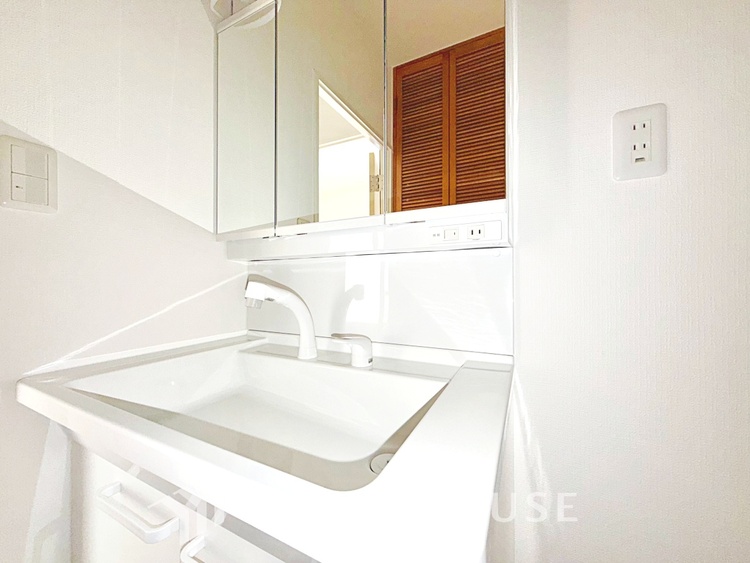 洗面 【Blue sky terrace】見上げると、空。時間を忘れ大空を見上げるなんて、いつぶりだろうか。こんなにも広く美しい情景がこの頭上にあったなんて。時間を忘れ、時を知る。