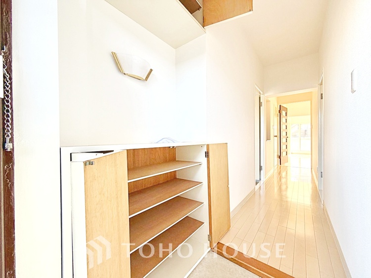 収納 【Bathroom】『一日の疲れを落としてくれる場所は、一番落ち着く場所でなければならない』高級感溢れるカラーと大きさ・柔らかな曲線で構成された半身浴も楽しめるバスタブが心地よさをもたらします。