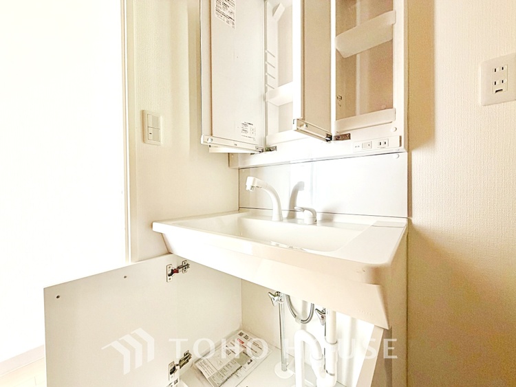 収納 【closet】奥行きのあるクローゼットを採用。衣装ケースや、掃除機といった電化製品まで多くの物を収納できるようなつくりになっております。是非一度、ご自身の目でお確かめ下さい。