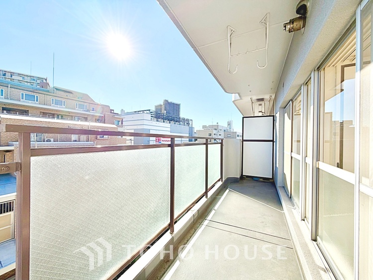 バルコニー ◆窓を開けると◆冷涼な風、そよぐリビング。だんらんの場所はここから始まり、ここで終わる。家族の笑顔が集う素敵な場所だから、こだわり抜いた思いが詰まっているのだと思う。