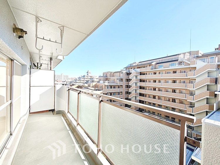 バルコニー 【Living room】◆リビング◆家族への思いを抱きながら、平和に過ごす悠久の時。