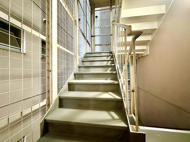 その他 共用部の階段です。明るく清潔に管理されています。