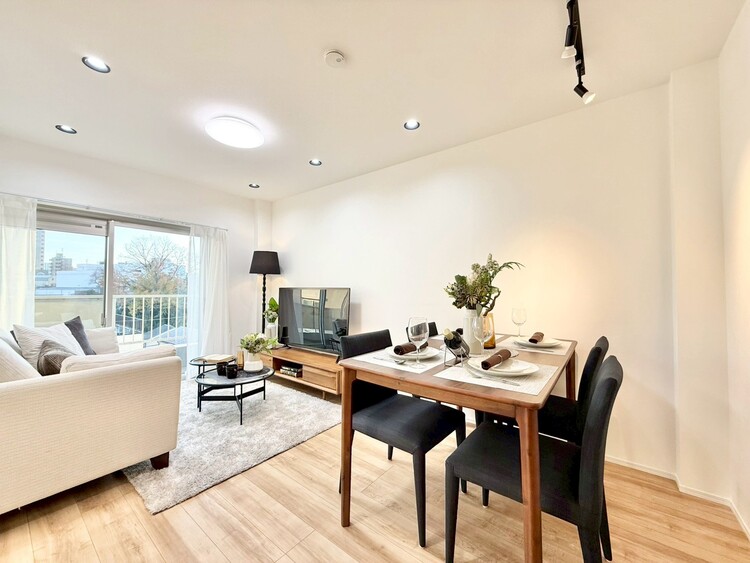 居間 通風・採光に優れ、心地よい光と風が溢れています。