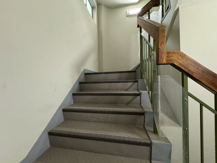 設備 共用部の階段です。明るく清潔に管理されています。