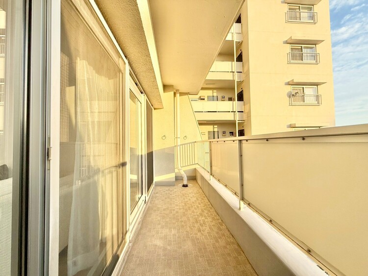 バルコニー 朝の澄んだ空気や、夕方に吹く清々しい風を感じられるバルコニー。