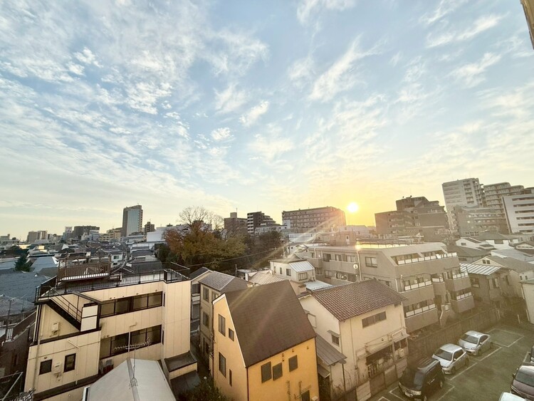 バルコニー 陽当たり・通風・開放感に恵まれた環境です。