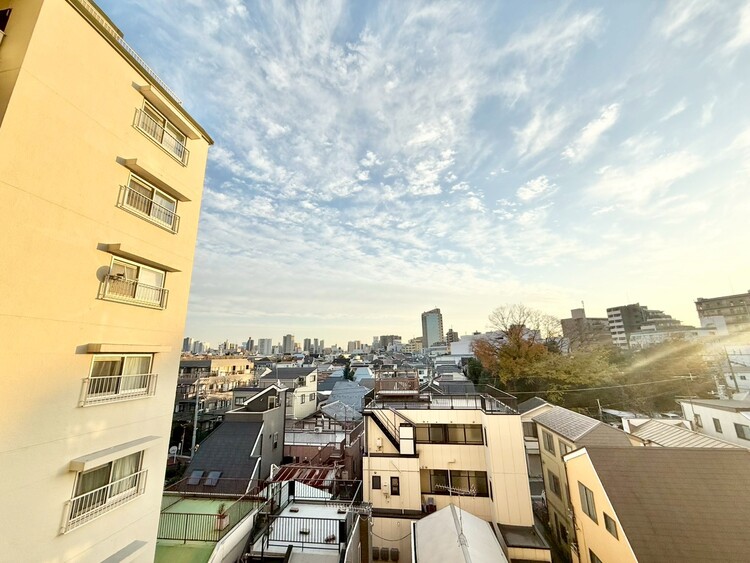 バルコニー 眺望や窓からの景色が良いと、家で過ごす時間も快適です。