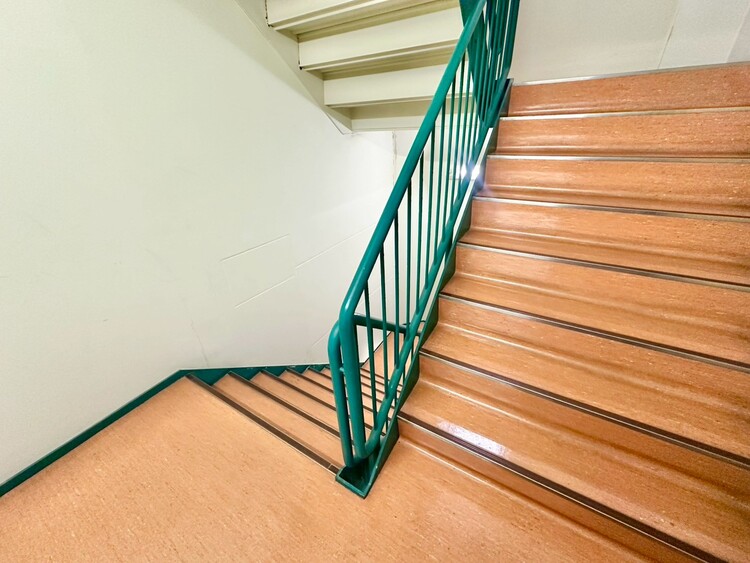 その他 共用部の階段です。明るく清潔に管理されています。