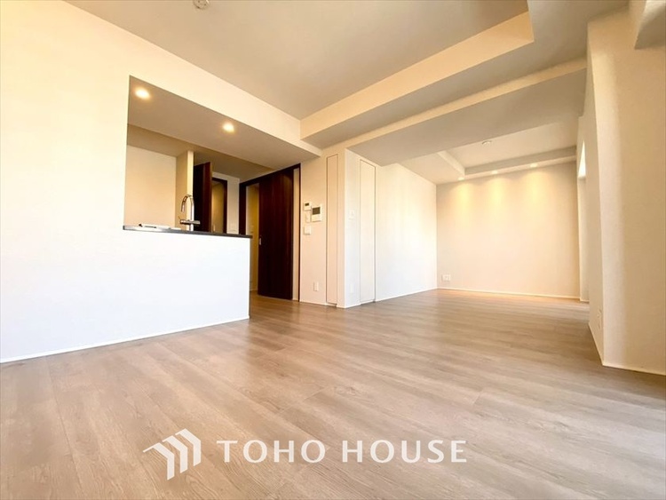 内装 【LIVING】◆眩い◆光が燦々と入り、家族の笑顔を照らす。「いつまでも続いて」と願う夢のような毎日がここにある。