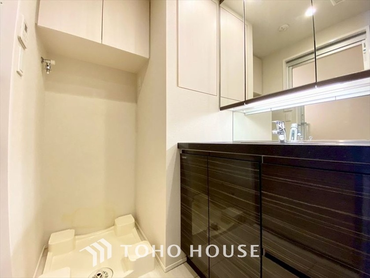 洗面 【WASHROOM】◆快適◆煌びやかな暮らしの中にも忘れたくない快適さ。大きな収納が助けてくれます。