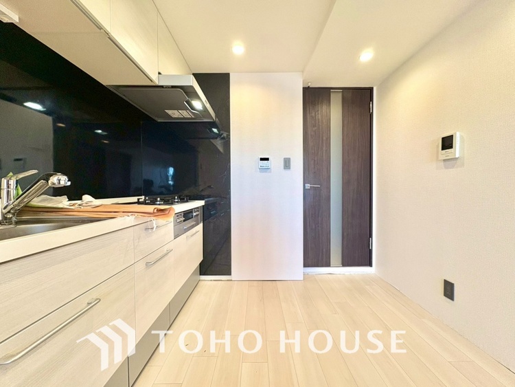 キッチン 【KITCHEN】◆ワクワク◆開放的で機能性も高いシステムキッチン。お子様は毎日のご飯にワクワク！