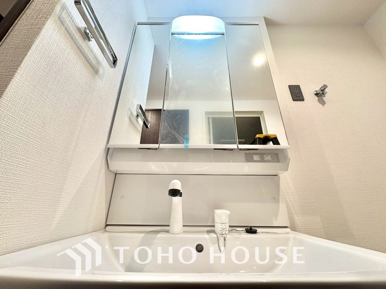 洗面 【WASHROOM】◆快適◆煌びやかな暮らしの中にも忘れたくない快適さ。大きな収納が助けてくれます。