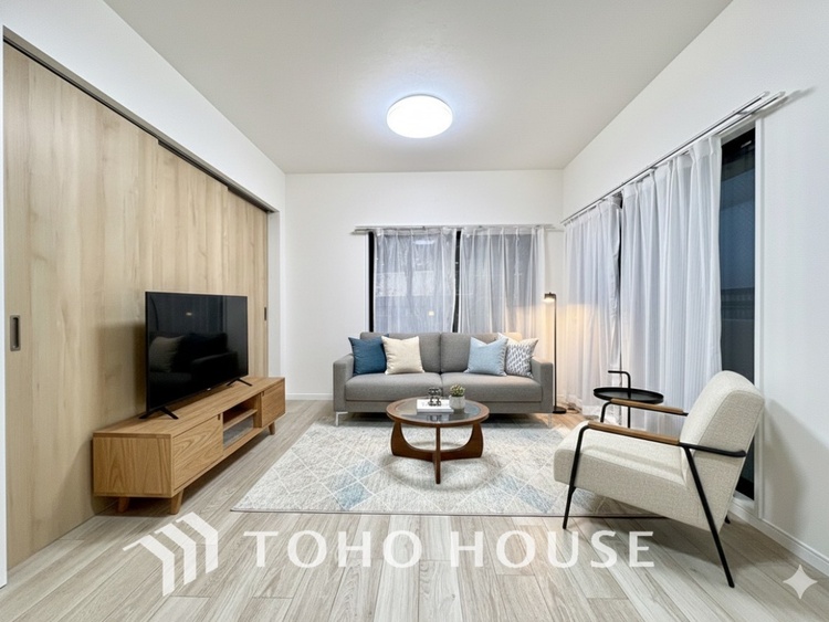 内装 【LIVING】◆煌びやか◆愛おしい家族との団欒の時間をより一層幸せなものに感じさせる煌びやかなLDK。輝かしい毎日が待っています。※この画像の家具の配置には、CGによる加工を施しております。