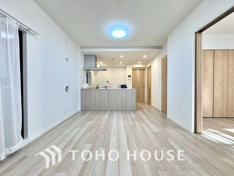 内装 【LIVING】◆陽光◆が差し込む。この開放的なLDKに家族の笑顔が集う。家族が一緒に過ごす空間は明るく、そして居心地よく。